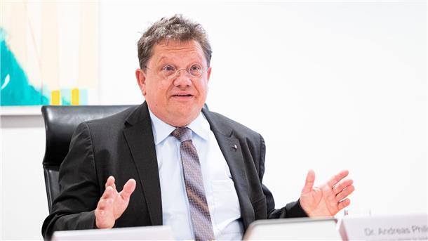 Andreas Philippi (SPD), Gesundheitsminister von Niedersachsen, spricht bei einem Termin.