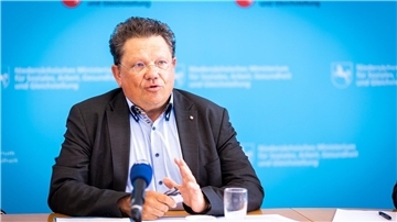 Andreas Philippi (SPD), Gesundheitsminister von Niedersachsen, spricht auf einer Pressekonferenz.