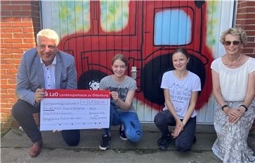Andreas Vollert und Birgit Bethge vom Stiftungsrat der Landessparkasse zu Oldenburg überreichten einen Scheck über 1500 Euro an die jüngsten Kunstschaffenden in Ruhwarden, die 14-jährige Caja Bruncken und die 15 Jahre alte Lucy Goudard ist 15.