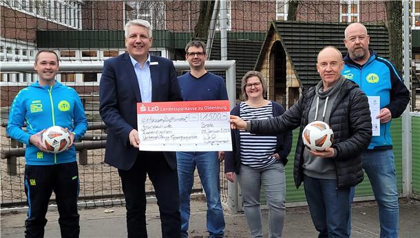 Andreas Vollert von der LzO überreichte Jörg Lange (vorne, von links), Vorsitzender des Fördervereins der Grundschule, den symbolischen Scheck über 1.500 Euro. Darüber freuen sich Alexander Herdt (ATR), Konrektor Jens Locker, Schulleiterin Kerstin Beck und Detlef Ahlers (ATR).