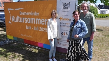 Andreas von Glahn („Tandem"-Vorsitzender, von rechts), Anja Schlesselmann-Janssen ("EigenArt"-Kunstraum-Projektleiterin) und Melissa Buck (neue Bufdi Atelier (EigenArt-Kunstraum) freuen sich auf den Kultursommer 2025.