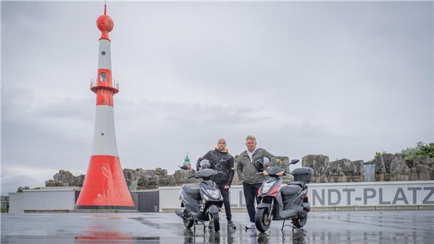 Andreas von Vogl (links) und Peter Knäbe planen eine Tour durch Deutschland auf ihren Rollern. 