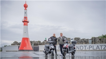 Andreas von Vogl (links) und Peter Knäbe planen eine Tour durch Deutschland auf ihren Rollern. 