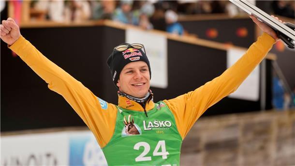 Andreas Wellinger freut sich zum Abschluss über Platz drei.
