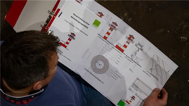Andreas Wunderlich mit den Bauplänen für seinen Übernachtungsleuchtturm, die das Büro „JPS-Architekten und Ingenieure“ für ihn entworfen hat.