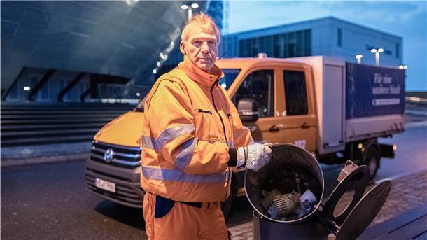 Andree Siedler von den Entsorgungsbetrieben Bremerhaven findet auf der Reinigungstour am Neuen Hafen deutlich weniger Abfall aus der Silvesternacht.