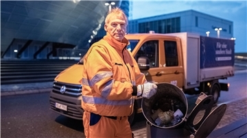 Andree Siedler von den Entsorgungsbetrieben Bremerhaven findet auf der Reinigungstour am Neuen Hafen deutlich weniger Abfall aus der Silvesternacht.