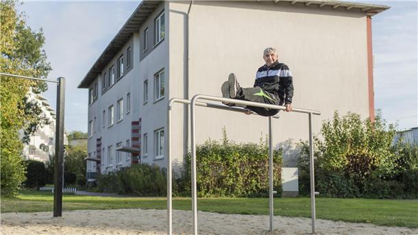 Andrej Geist wohnt in einem der Wohnblöcke in der Nähe des neueröffneten Parks. Der 70-jährige hält sich Fit und ist zum ersten Mal hier und um es mal auszuprobieren.
