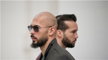 Andrew Tate (l) und sein Bruder Tristan warten im Gebäude des Berufungsgerichts in Bukarest. Den beiden Brüdern wird vorgeworfen, junge Frauen sexuell ausgebeutet zu haben.
