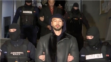 Andrew Tate (m.) bei seiner Festnahme durch die rumänische Polizei Ende Dezember vergangenen Jahres.