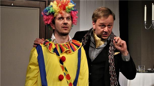 Andrew Wyke (Andras Brendel, rechts) hat seinen Rivalen Milo Tindle (Maciej Tyrakowski) in ein Clownskostüm gesteckt. In der Krimikömödie „Revanche“ geht es turbulent zu.