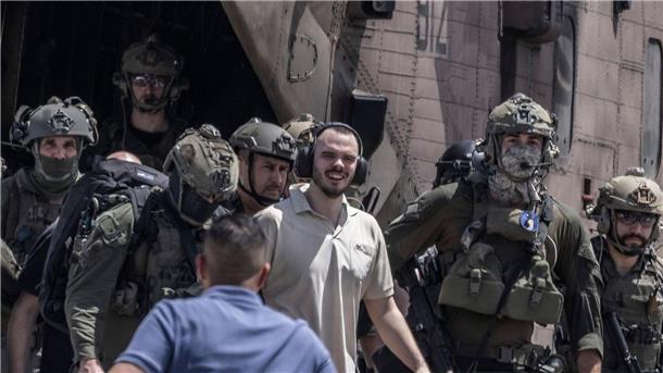 Viele Tote bei Befreiung von Geiseln aus Gazastreifen Andrey Kozlov (M), eine der vier israelischen Geiseln, die am 7. Oktober von der Hamas auf dem Nova-Musikfestival entführt wurden, kommt mit einem Hubschrauber im Sheba Medical Center an.