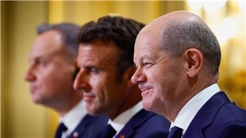 Andrzej Duda (l-r), Emmanuel Macron und Olaf Scholz nehmen an einer gemeinsamen Pressekonferenz im Élysée-Palast teil.