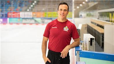 Eishockeyprofi Andy Miele lehnt an einer Bande