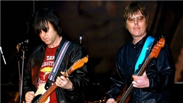 Andy Rourke (r) und Johnny Marr von The Smiths 2006 in Manchester. Rourke ist  im Alter von 59 Jahren gestorben.