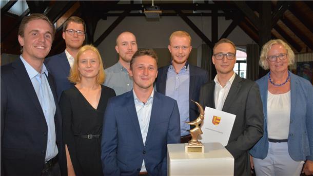Andys Jugendkulturverein mit (von links) Kilian Schneider, Thorsten Brockhoff, Hedwig Warnek, Finn Howell, Wladimir Müller und Tim Reiners erhielt 2018 die Goldene Krabbe. Rechts im Bild die damalige Butjadinger Bürgermeisterin Ina Korter. Foto Timmermann