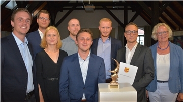 Andys Jugendkulturverein mit (von links) Kilian Schneider, Thorsten Brockhoff, Hedwig Warnek, Finn Howell, Wladimir Müller und Tim Reiners erhielt 2018 die Goldene Krabbe. Rechts im Bild die damalige Butjadinger Bürgermeisterin Ina Korter. Foto Timmermann