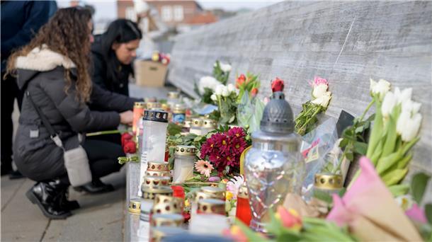 Anfang März legten viele Menschen in Gedenken an Ekaterina Baumann Blumen auf einer Bank am Weserdeich nieder.