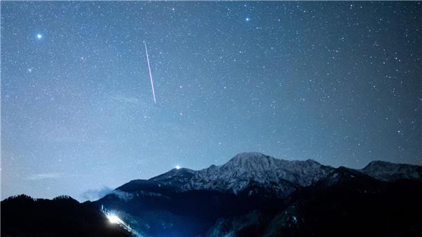 Sternschnuppen am Maihimmel: Die Eta-Aquariiden kommen Anfang Mai kann man Sternschnuppen am Nachthimmel beobachten.