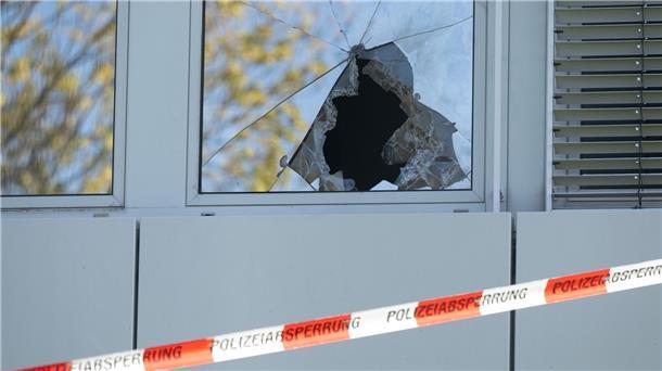 Mehr Angriffe auf Flüchtlingsheime Anfang November dieses Jahres wurde eine Fensterscheibe einer geplanten Flüchtlingsunterkunft in Bautzen zerstört.