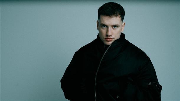 Anfangs zweifelten seine Eltern an der Beständigkeit seiner Einkommensquelle als Musikproduzent. Doch relativ schnell wurde klar, dass sie sich um die finanzielle Situation ihres Sohnes keine Sorgen machen müssen.