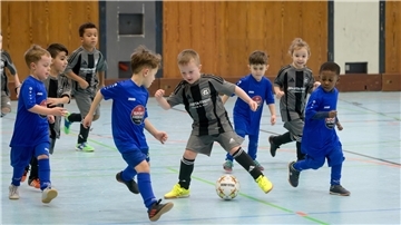 Angefeuert von Familie und Freunden gaben die G-Junioren von LTS Bremerhaven (blau) und FC Sparta beim Weser-Elbe-Cup alles.