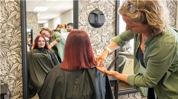 Haarsalon mit Kundin und Frisörin