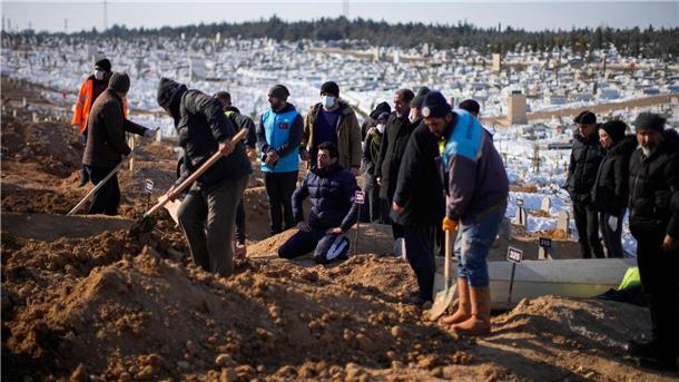Angehörige beten auf dem Sehir-Friedhof im türkischen Malatya um Menschen, die bei den Beben ums Leben gekommen sind.