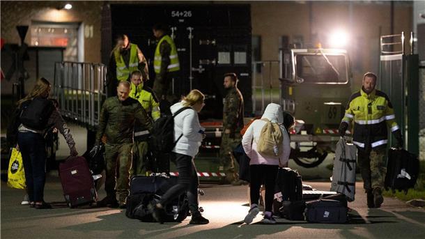 Rund 3000 Deutsche aus Israel zurückgebracht Angehörige der Bundeswehr laden in Wunstorf das Gepäck der aus Israel eingeflogenen Deutschen aus.