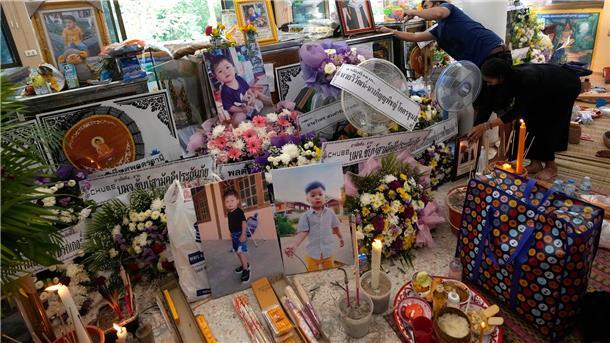 Nach Bluttat: Wut über CNN-Dreh in Kita Angehörige der Opfer des Kita-Attentats sammeln Bilder und Andenken vor einer buddhistischen Zeremonie in der Stadt Uthai Sawan im Nordosten Thailands.