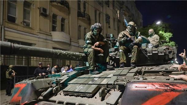 Aufstand gegen Kreml beendet - Keine Spur von Prigoschin Angehörige des Militärunternehmens Wagner Group sitzen auf einem Panzer auf einer Straße in Rostow am Don, Russland, bevor sie einen Bereich im Hauptquartier des südlichen Militärbezirks verlassen.