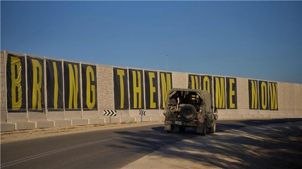 Hamas schürt Angst vor Verschwinden der Geiseln für immer Angehörige setzen sich seit Kriegsbeginn vor bald zwei Jahren unermüdlich für die Freilassung der Geiseln ein. (Archivbild)