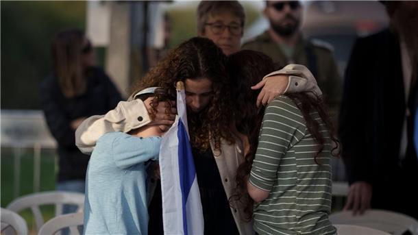 Angehörige trauern auf der Beerdigung eines israelischen Soldaten.