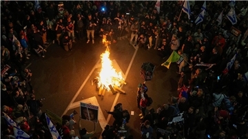 Angehörige und Unterstützer der israelischen Geiseln, die im Gazastreifen von der Hamas festgehalten werden, blockieren in Tel Aviv eine Straße und fordern ihre Freilassung.