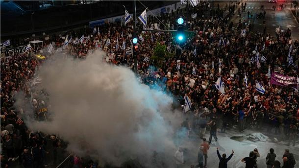 Angehörige und Unterstützer der israelischen Geiseln, die im Gazastreifen von den palästinensischen Hamas festgehalten werden, fordern bei einer Demonstration ihre Freilassung.