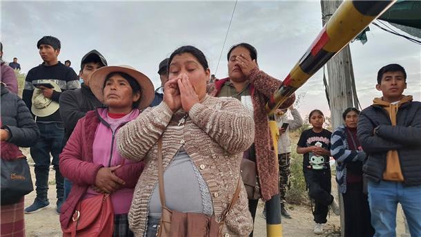 27 Tote nach Bergwerksbrand in Peru Angehörige von eingeschlossenen Bergleuten vor der Yanaquihua-Mine in Peru.