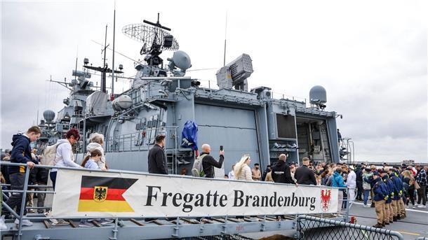 Angehörige warten auf die Besatzung der Fregatte.