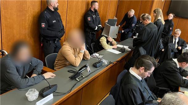 Angeklagte sitzen in einem Prozess wegen Millionenbetrugs auf der Anklagebank im Landgericht Göttingen.