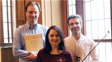 Angel Oter Astillero (rechts) möchte das ausgefallene Kammerkonzert mit Geigenkollegin Alla Pescova und Pianist Jorrit van den Ham unbedingt nachholen. Foto Päckert