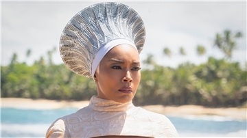 Angela Bassett als Ramonda in einer Szene des Films „Black Panther: Wakanda Forever“.