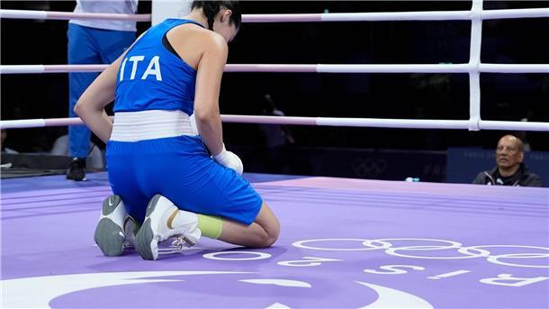 „Würde sie umarmen“: Boxerin Carini verteidigt Khelif Angela Carini kniet im Ring.