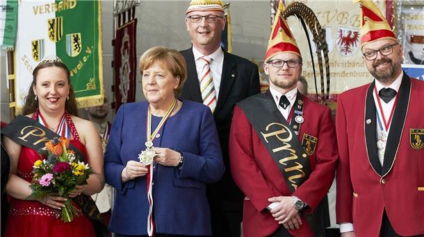 Angela Merkel empfängt einmal im Jahr Karnevalsvereine und Prinzenpaare aus allen Bundesländern im Kanzleramt in Berlin. Für einen Tag machte sich Autor Thorsten Brockmann (rechts) 2019 zum Narren.