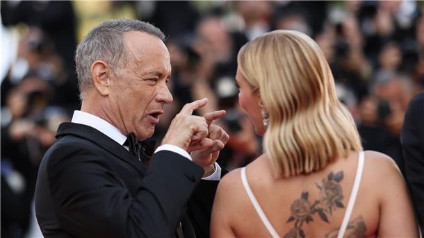 Großes Star-Ensemble bei Premiere von Wes-Anderson-Film Angeregter Plausch in Cannes: Tom Hanks und Scarlett Johansson.