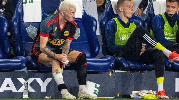Reus beim 4:2 der LA Galaxy verletzt ausgewechselt Angeschlagen auf der Bank: Marco Reus von Los Angeles Galaxy nach seiner Auswechslung.