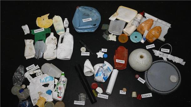 In der Arktis liegt Müll aus aller Welt Angeschwemmter Plastikmüll aus der Arktis nach Herkunftsländern sortiert.