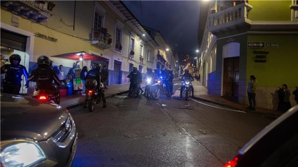 Ecuador: 178 Justizvollzugsbeamte als Geiseln festgehalten Angesichts der eskalierenden Bandengewalt in Ecuador hat Präsident Noboa die Auseinandersetzungen zwischen kriminellen Gangs und Sicherheitskräften als internen bewaffneten Konflikt deklariert. Die Streitkräfte würden angewiesen, Einsätze gegen rund 20 kriminelle Organisationen durchzuführen.