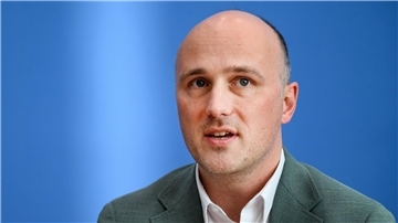 Angesichts zunehmender Angriffe brauche es einen besseren verfassungsrechtlichen Schutz für queere Menschen, so Lehmann.