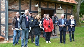 Angetan vom Ensemble historischer Gebäude am Nartumer Brink zeigten sich die Mitglieder der Bewertungskommission vor elf Jahren. Gyhums damaliger Bürgermeister Friedhelm Helberg (Zweiter von rechts) führte die Juroren über das Gelände.