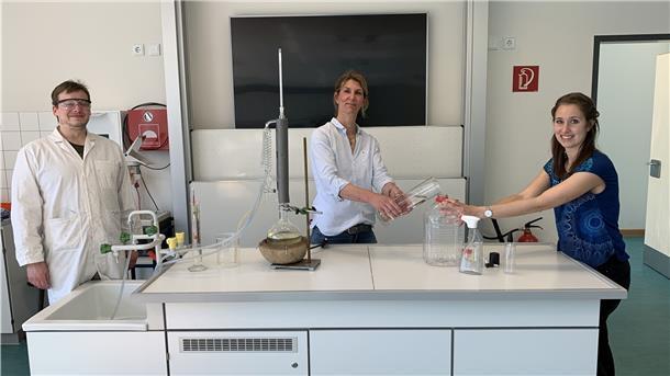 Angewandte Chemie für die Lehrkräfte Dr. Kim Heymann, Dr. Carolin Krumme und Kristin Stuhr (v.l.) beim Abfüllen der Desinfektionsflüssigkeit.