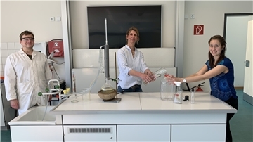 Angewandte Chemie für die Lehrkräfte Dr. Kim Heymann, Dr. Carolin Krumme und Kristin Stuhr (v.l.) beim Abfüllen der Desinfektionsflüssigkeit.